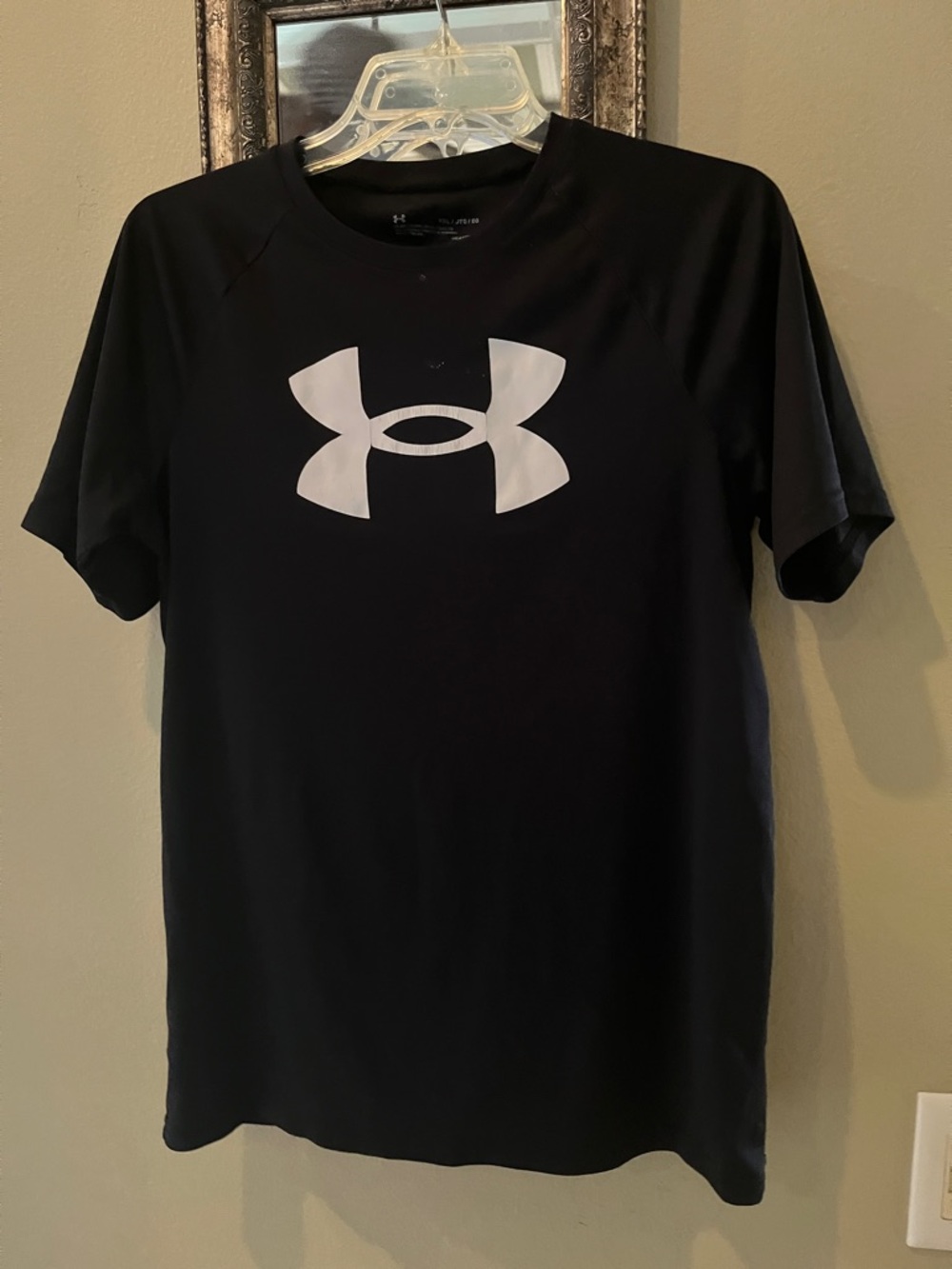 Under Armour Black Short-Sleeve Performance shirt youth XL